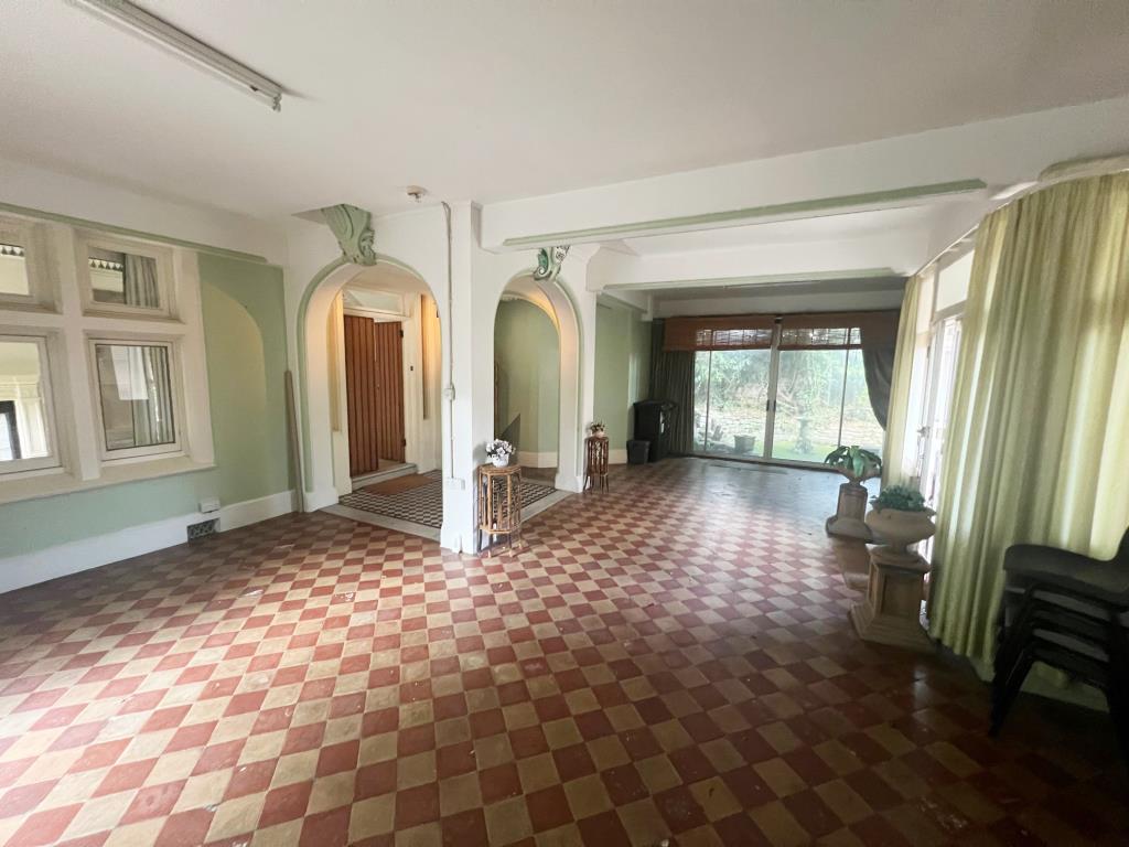 Lot: 29 - DETACHED HOUSE WITH ROOF TERRACE AND GARDEN IN CENTRAL SOUTHSEA - entrance vestibule with tiled floor